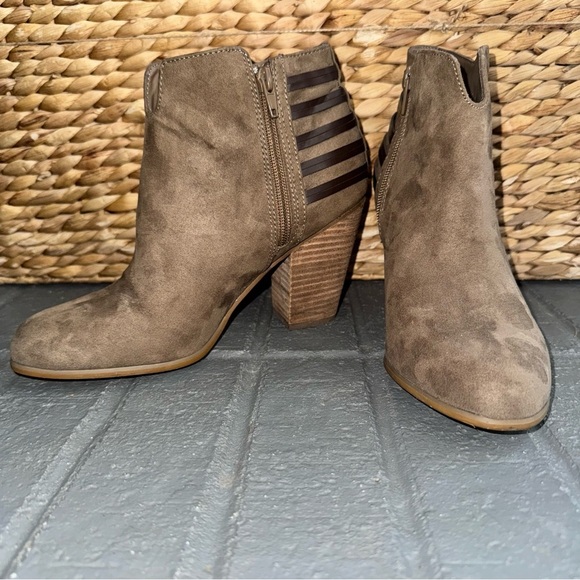 Carlos by Carlos Santana Shoes - Carlos by Carlos Santana Women’s Hawkins Heeled Ankle Boots Side Zip Beige Sz 8M